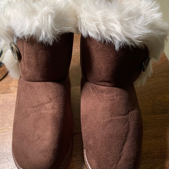 NWNT Girls size 3.5 fur lined boots. - Picture 5 of 9